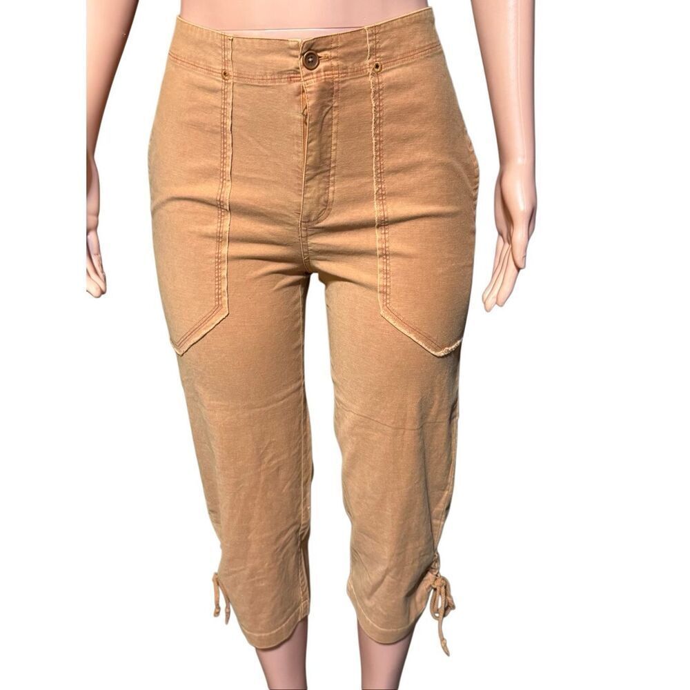 Pulp women’s mid rise capris Tan pants M